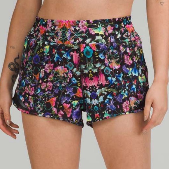 Lululemon Shorts Womens 0 Hotty Hot 4” Inseam
Flowerscope Lined Athletic Run Gym - Picture 11 of 13